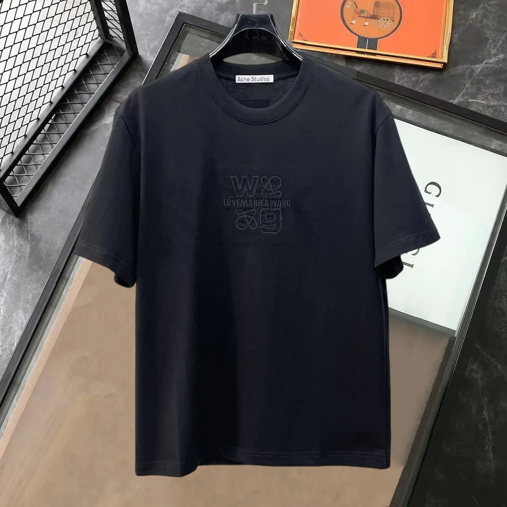 Balenciaga's high-end top-quality products 🐮2026 Spring and Summer New Arrival first counter, the latest New Arrival short-sleeved round neck T-shirt, Premium customized design, avant-garde and fashionable! Brand logo heavy craftsmanship design Premium customized 260g fabric. Soft to the touch. Comfortable to wear. Counter-level exquisite stitching. Fine workmanship. The upper body effect is incomparably handsome! A must-have item for men and women with the same style! Sizes: S~XXL When placing an order, please state your height and weight. The maximum wearing size is 210 pounds (one size larger)